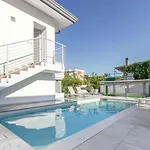 With Pool In 53920 Apartamento Bibione